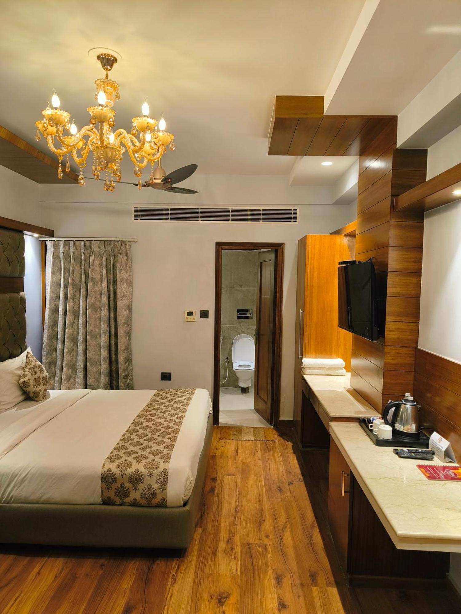 The Pearl - Free Airport Pickup - Traveler's Choice Award Winner For 2025 New Delhi