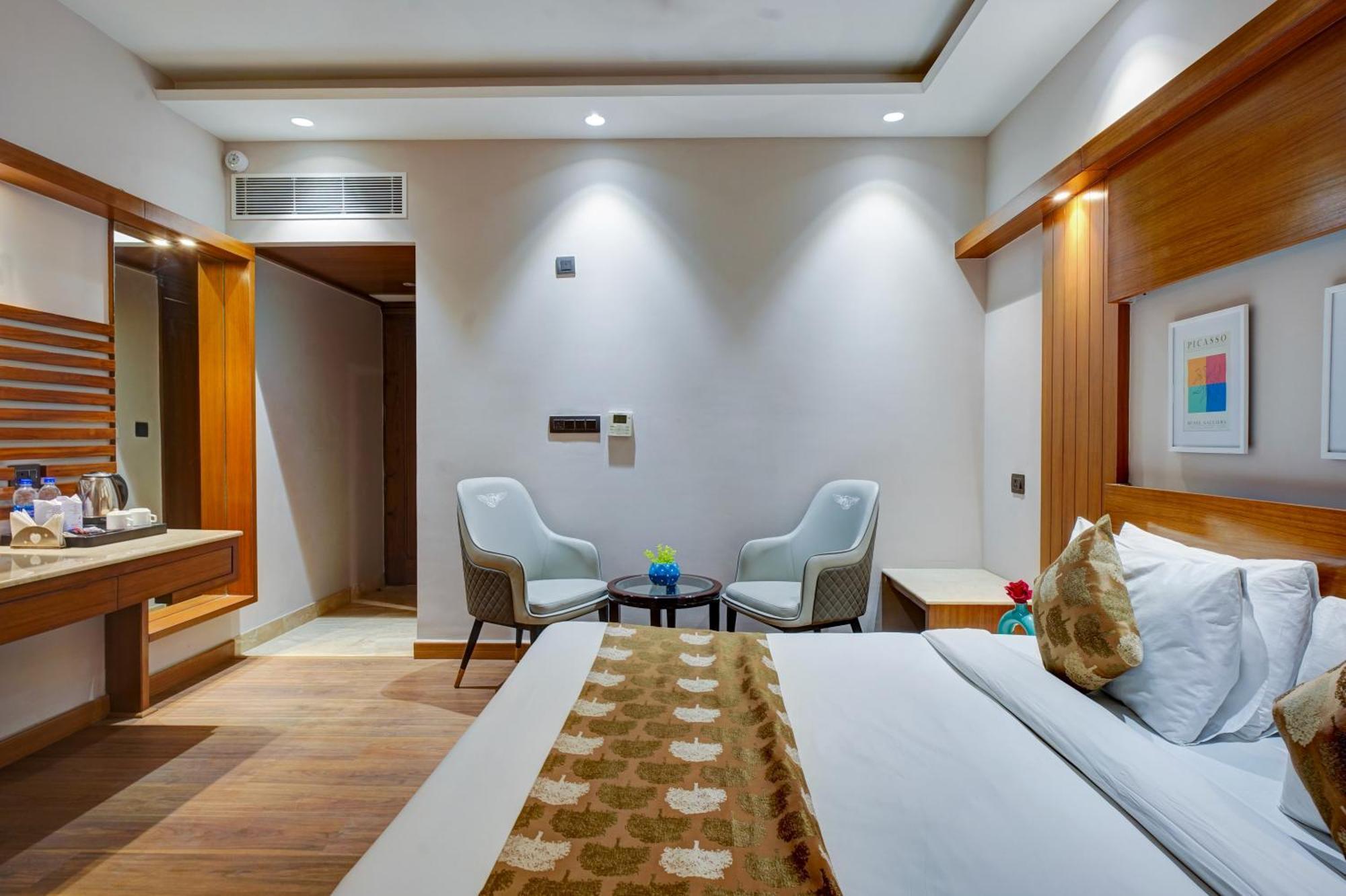 Hotel The Pearl - Free Airport Pickup - Traveler's Choice Award Winner For 2025 New Delhi
